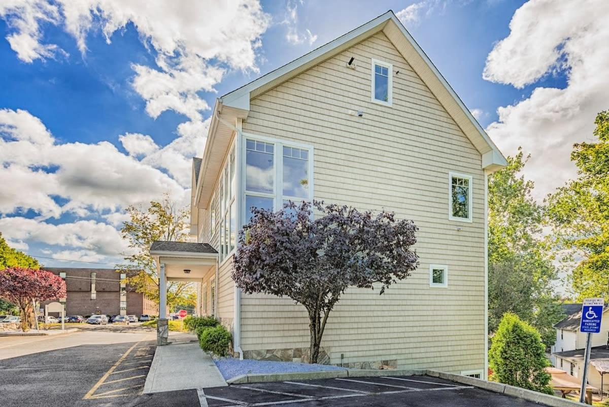 Private Room With Private Bathroom Danbury Exterior foto